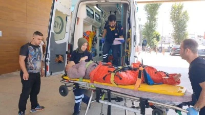 Bursa'da &uuml;zerine sunta d&uuml;şen iş&ccedil;inin bacakları kırıldı