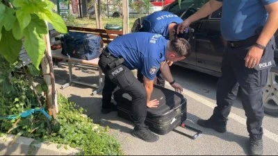 Bursa'da valilik &ouml;n&uuml;ndeki ş&uuml;pheli valizler ekipleri alarma ge&ccedil;irdi