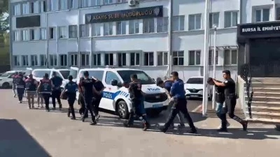 Bursa'da vatandaşlara zorla hesap a&ccedil;tırıp kara para aklayan şahıslara baskın