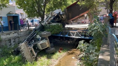 Bursa'da vin&ccedil; aracın &uuml;zerine devrildi, kep&ccedil;e dereye u&ccedil;tu