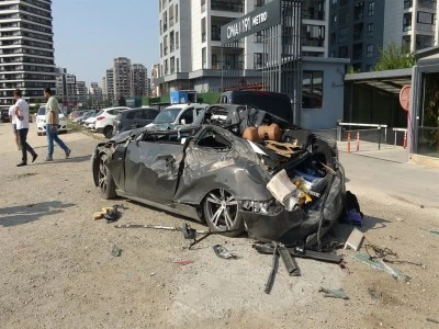 Bursa'da vin&ccedil; devrildi, operat&ouml;r mahsur kaldı l&uuml;ks ara&ccedil; hurdaya d&ouml;nd&uuml;