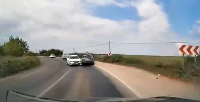 Bursa'da viraja hızlı giren otomobil kazaya sebep oldu: O anlar kamerada