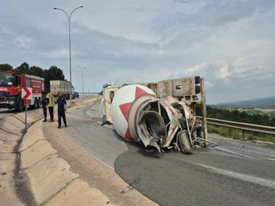 Bursa'da virajı alamayan beton mikseri devrildi