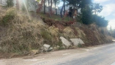 Bursa'da yağışlar istinat duvarını yıktı