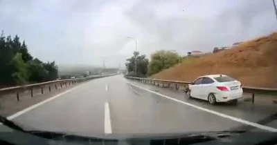 Bursa'da yağışlı havada kurallara uymadı bariyerlere &ccedil;arptı