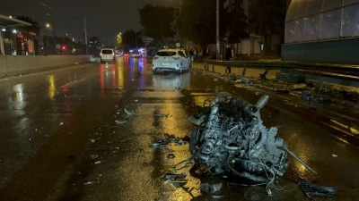Bursa&rsquo;da yağıştan kayan otomobilin motoru koptu: 2 yaralı var!