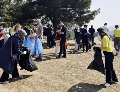 Bursa'da 'Yağlı Tabanlar Grubu' ormanlık alanda kilolarca cam şişe topladı