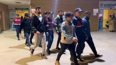 Bursa'da yapılan kontrolde ka&ccedil;ak g&ouml;&ccedil;menler yakalandı