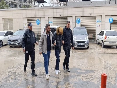 Bursa'da camide yarı &ccedil;ıplak halde fotoğraf &ccedil;ekip, k&uuml;f&uuml;rl&uuml; şarkı s&ouml;yleyerek dans etti