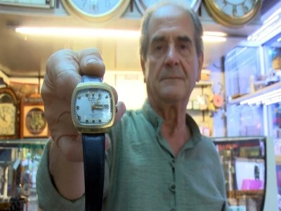 Bursa'da yarım asırlık saat bin 500 dolardan vitrine &ccedil;ıktı
