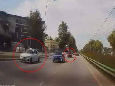 Bursa'da yarışan iki otomobilin &ccedil;arpıştığı an kamerada