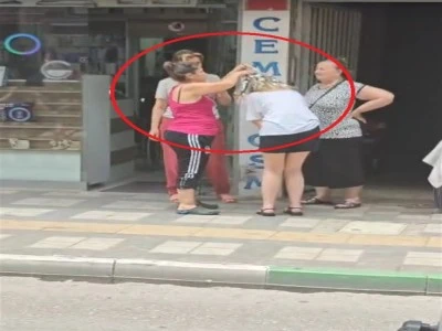 Bursa'da yaşanan depremden panikle ka&ccedil;tılar sa&ccedil;larını kaldırım &uuml;st&uuml;nde yaptılar