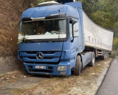 Bursa'da yaşanan kazada kilolarca şeker yola sa&ccedil;ıldı