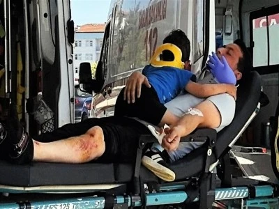Bursa'da yaşanan trafik kazası sonrası &ccedil;ocuğuyla hastaneye bu şekilde g&ouml;t&uuml;r&uuml;ld&uuml;