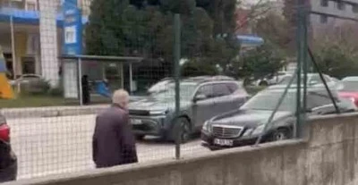 Bursa'da yaşlı adam ara&ccedil; trafiğini tehlikeye soktu