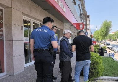 Bursa'da yaşlı adamın 100 bin lirasını polis ekipleri kurtardı