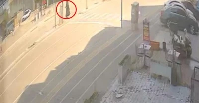 Bursa'da yaya ge&ccedil;idinde korkun&ccedil; kaza: İşte o g&ouml;r&uuml;nt&uuml;ler