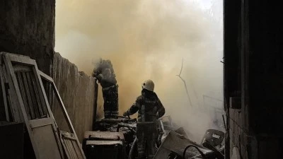 Bursa'da yıkımına başlanan apartmanda yangın &ccedil;ıktı