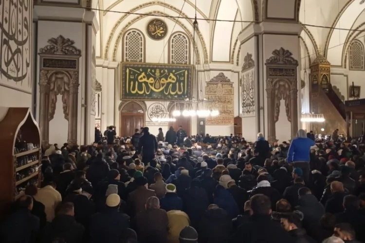 Bursa'da yılın ilk sabahı: Kar altında Ulucami'ye akın