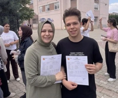 Bursa'da YKS'ye anne-oğul aynı okulda girdi