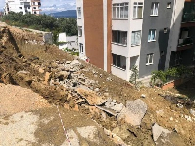 Bursa'da yol &ccedil;&ouml;kt&uuml;: Site sakinleri korku i&ccedil;erisinde!