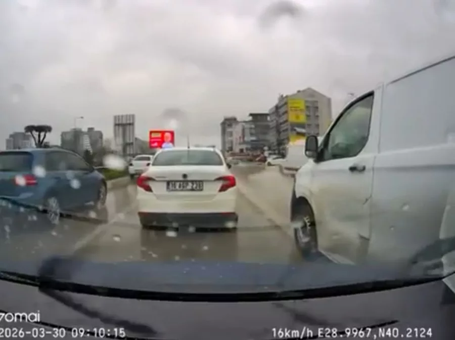 Bursa'da yol vermek istemeyen s&uuml;r&uuml;c&uuml;y&uuml; darp ettiler