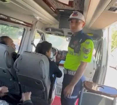 Bursa'da yolcu minib&uuml;s&uuml; s&uuml;r&uuml;c&uuml;s&uuml;ne 3 bin 160 lira ceza 