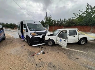 Bursa'da yolcu minib&uuml;s&uuml;yle kamyonet &ccedil;arpıştı: 1 &ouml;l&uuml; 2 yaralı