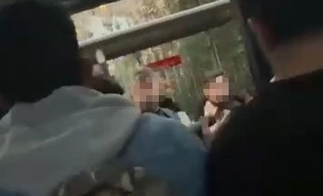 Bursa'da yolcu otob&uuml;s&uuml;nde alkol t&uuml;keten şahıs ortalığı karıştırdı