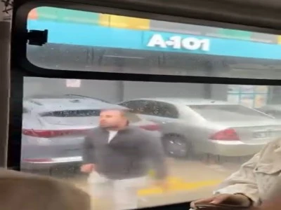 Bursa'da yolculara kızan şof&ouml;r, halk otob&uuml;s&uuml;n&uuml; park edip sigara i&ccedil;erek protesto etti