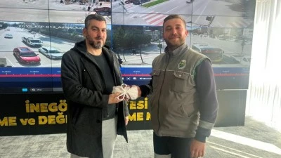 Bursa'da yolda bulduğu 200 bin lirayı sahibine teslim etti