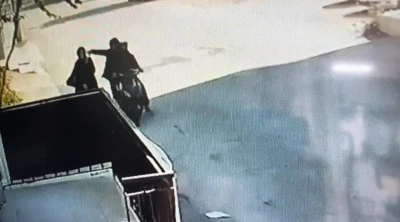 Bursa'da yolda y&uuml;r&uuml;yen kadın bu şekilde soyuldu