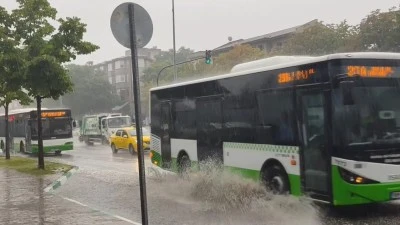 Bursa'da yollar g&ouml;le d&ouml;nd&uuml;, vatandaşlar zor anlar yaşadı