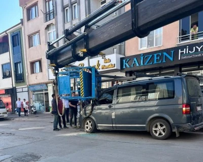 Bursa'da y&uuml;k asans&ouml;r&uuml; minib&uuml;s&uuml;n &uuml;zerine devrildi