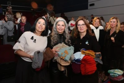 Bursa'da y&uuml;zlerce kadın aynı anda iyilik i&ccedil;in ilmek attı