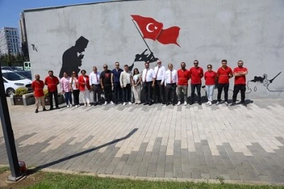 Bursa'da Zafer ruhu, Şehitlik Abidesi duvarlarına yansıtıldı