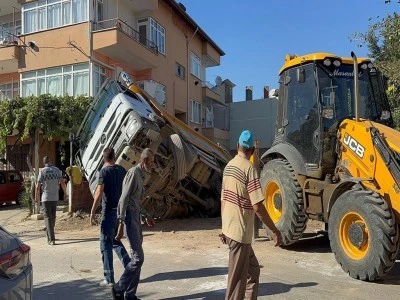 Bursa'da zemin &ccedil;&ouml;kt&uuml;, kum y&uuml;kl&uuml; kamyon foseptiğe d&uuml;şt&uuml;