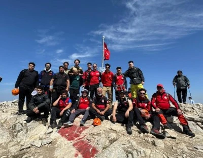 Bursa Dağcılık Kul&uuml;pleri 'Zaferi' zirvede kutladılar