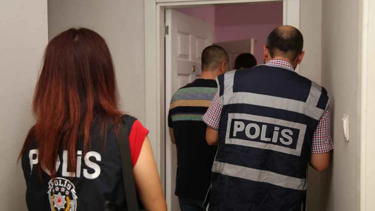 Bursa dahil 6 ilde ATM'lere sahte dolar yatıran şebekeye darbe!