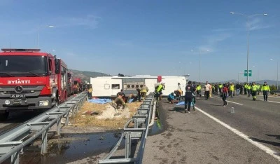 Bursa'dan İzmir'e giden tur otob&uuml;s&uuml; kaza yaptı: 11 &ouml;l&uuml; 37 yaralı! 