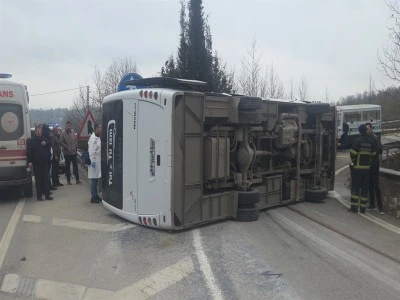 Bursa'dan Yalova'ya iş&ccedil;i g&ouml;t&uuml;ren servis devrildi: 20 kişinin yaralandığı kazada hayatını kaybeden iş&ccedil;inin kimliği belli oldu