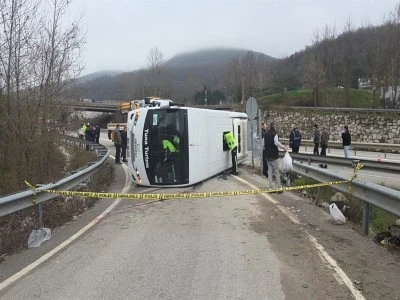 Bursa Gemlik'ten yola &ccedil;ıkan iş&ccedil;i servisi Yalova'da devrildi: 1 &ouml;l&uuml; 20 yaralı