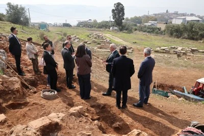 Bursa G&ouml;lyazı'da bulunan antik tiyatro g&uuml;n y&uuml;z&uuml;ne &ccedil;ıkıyor