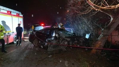 Bursa g&uuml;ne korkun&ccedil; kazayla uyandı: 2 &ouml;l&uuml;, 2 yaralı