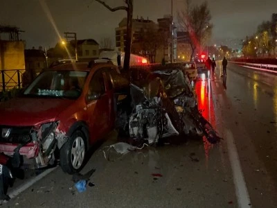 Bursa g&uuml;ne zincirleme kazayla uyandı: 3 yaralı! 