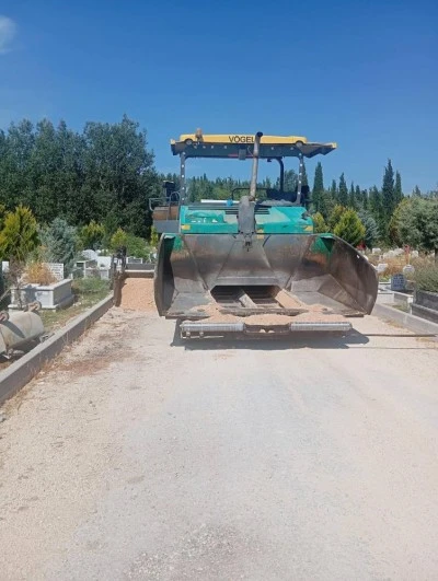 Bursa Hamitler Kent Mezarlığı'ndaki ara yollara soğuk asfalt atılıyor