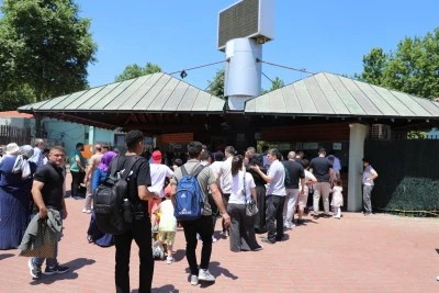 Bursa Hayvanat Bah&ccedil;esi'ne bayramda ziyaret&ccedil;i akını