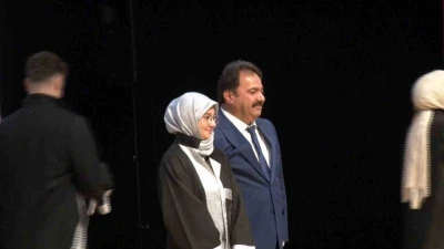 Bursa İl Emniyet M&uuml;d&uuml;r&uuml; G&ouml;kce kızına diplomasını elleriyle verdi