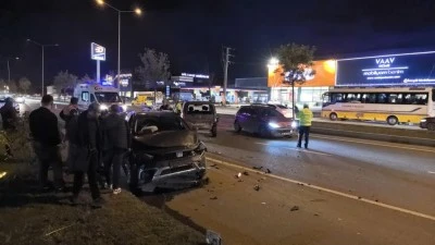 Bursa-İneg&ouml;l yolunda zincirleme kaza: 3 yaralı