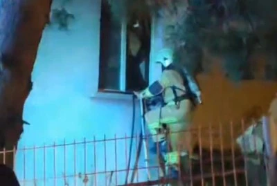 Bursa itfaiyesi bir kişiyi yanmaktan son anda kurtardı